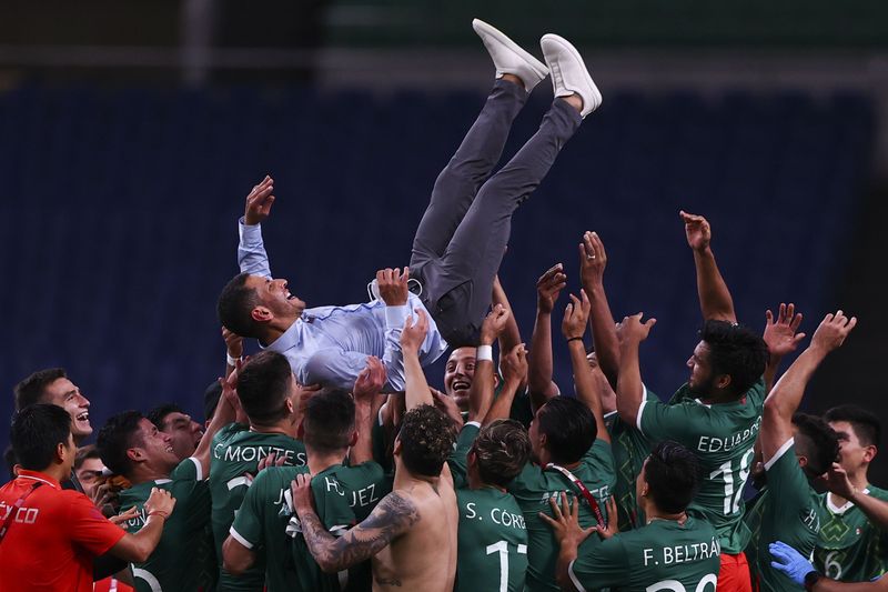 © Reuters. المنتخب المكسيكي يحتفل بالفوز بالميدالية البرونزية لمسابقة كرة القدم للرجال في أولمبياد طوكيو الصيفي يوم الجمعة. تصوير: عمرو عبد الله دلش - رويترز.