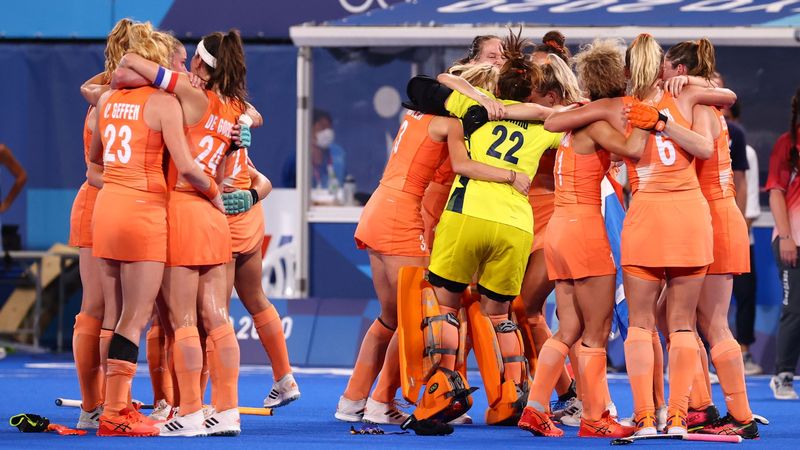 &copy; Reuters. Ago 6, 2021. 
Foto del viernes de las jugadoras de Países Bajos celebrando el oro en hockey sobre césped. 
REUTERS/Bernadett Szabo
