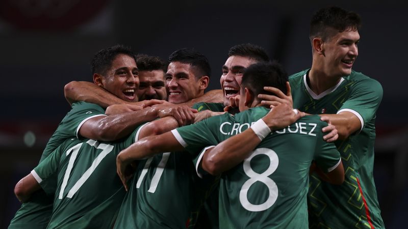 &copy; Reuters. Ago6, 2021.  
Foto del viernes de Alexis Vega celebrando con sus compañeros el tercero gol de Mexico ante Japón. 
REUTERS/Amr Abdallah Dalsh