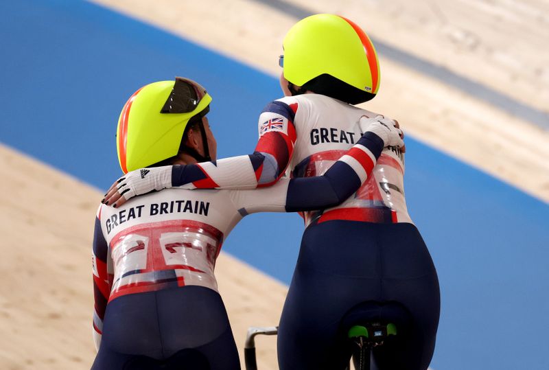 &copy; Reuters. Ago 6, 2021.  
Foto del viernes de las británicas Laura Kenny y Katie Archibald celebrando el oro en la prueba de madison. 

 REUTERS/Christian Hartmann