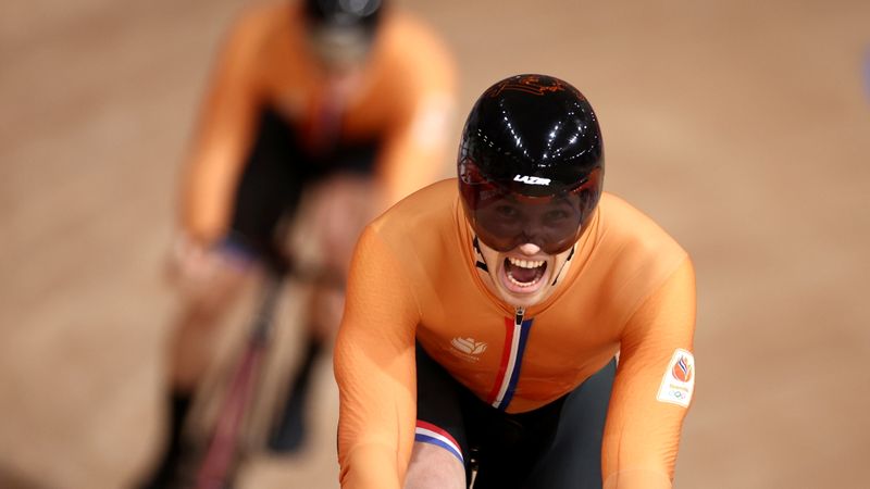 &copy; Reuters. Ago 6, 2021.  
Foto del viernes del ciclista neerlandés Harrie Lavreysen celebrando tras ganar el oro en la prueba masculina de velocidad. 

REUTERS/Christian Hartmann