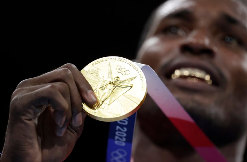 &copy; Reuters. Ago 6, 2021. Foto del viernes del cubano Julio Cesar La Cruz con su medalla de oro en boxeo en el podio. 
REUTERS/Ueslei Marcelino