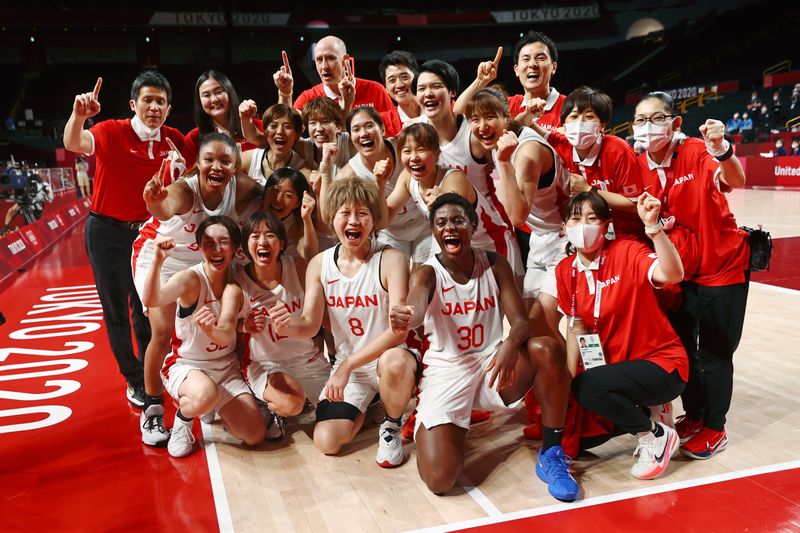 &copy; Reuters.   ８月６日、 女子バスケットボール日本代表は東京五輪の準決勝でフランスを８７─７１で下し、銀メダル以上を確定した。写真は準決勝の勝利を喜ぶ日本チーム。さいたまスーパーアリー