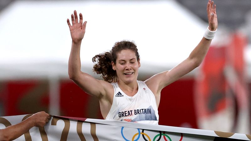 &copy; Reuters. Ago 6, 2021. 
Foto del viernes de la británica Kate French cruzando la meta para ganar el oro en el pentatlón moderno. 
REUTERS/Ivan Alvarado