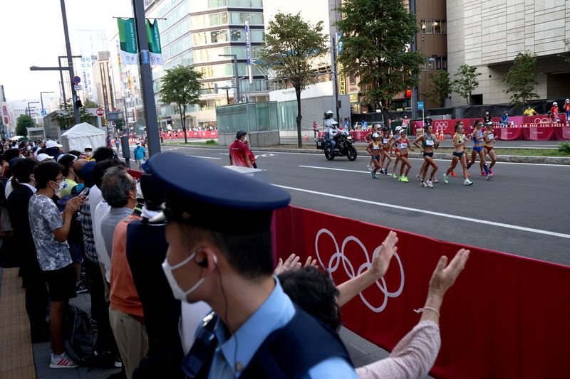 &copy; Reuters. Ago 6, 2021. 
Foto ilustrativa del viernes de espectadores mirando la prueba de marcha femenina de 20 kms en los Juegos de Tokio. 
 REUTERS/Kim Hong-Ji