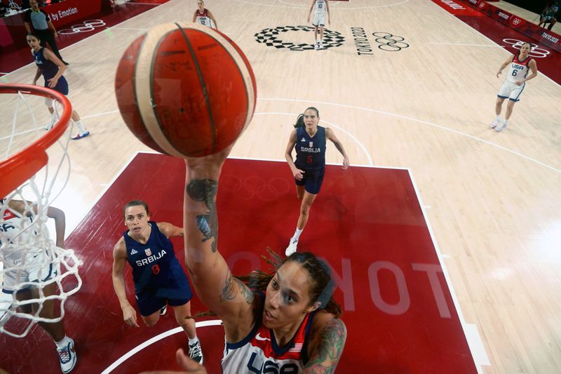 &copy; Reuters. Brittney Griner, dos Estados Unidos, vai para a cesta durante partida contra a Sérvia pelas semifinais do torneio feminino de basquete dos Jogos Olímpicos de Tóquio
06/08/2021 Pool via REUTERS/Gregory Shamus