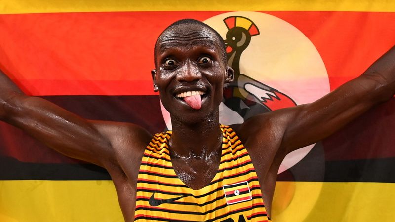 &copy; Reuters. Ago 6, 2021. 
Foto del viernes del ugandés Joshua Cheptegei celebrando tras ganar el oro en los 5000 mts 

REUTERS/Dylan Martinez