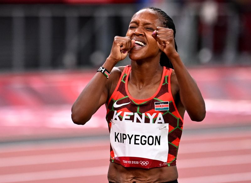 &copy; Reuters. Ago 6, 2021. 
Foto del viernes de la keniana Faith Kipyegon celebrando tras ganar el oro en los 1500 mts

REUTERS/Dylan Martinez