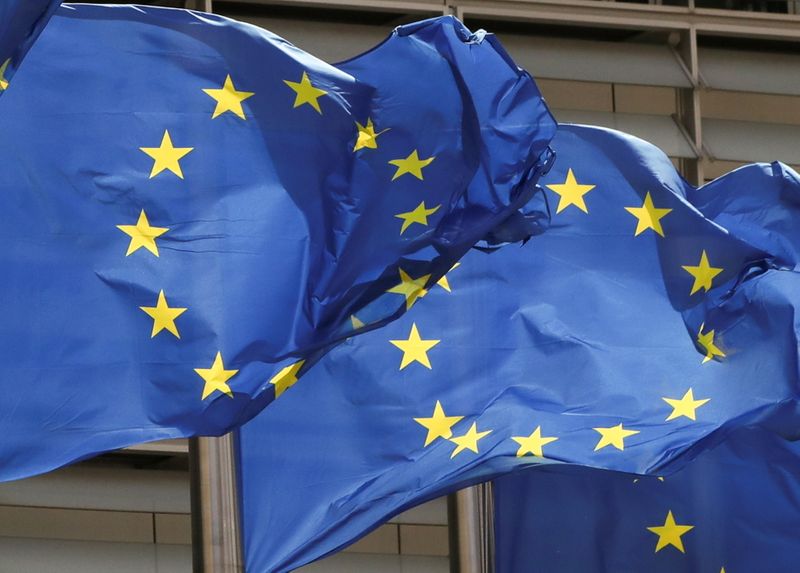 &copy; Reuters. FOTO DE ARCHIVO: Las banderas de la Unión Europea frente a la sede de la Comisión de la UE en Bruselas, Bélgica, 5 de mayo de 2021. REUTERS/Yves Herman/File Photo