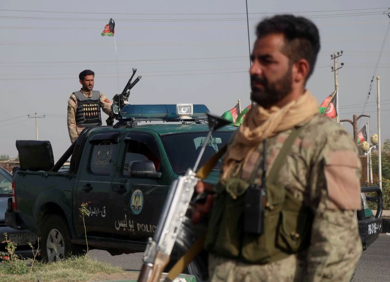&copy; Reuters. アフガニスタンの反政府武装勢力タリバンは６日、南部ニムルズ州の州都ザランジを制圧し、首都カブールで政府の報道官トップを暗殺した。アフガンの治安部隊。７月撮影（２０２１年　