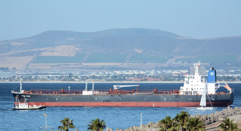 &copy; Reuters. El Mercer Street, un petrolero de bandera liberiana de propiedad japonesa gestionado por Zodiac Maritime, de propiedad israelí, que fue atacado frente a la costa de Omán, en Ciudad del Cabo, Sudáfrica, el 2 de enero de 2016, en esta imagen obtenida del