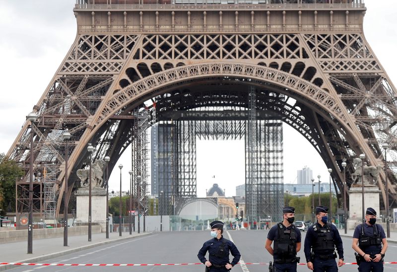 &copy; Reuters. French police secure the area near the Eiffel Tower after the French tourism landmark was evacuated following a bomb alert in Paris, France, September 23, 2020. REUTERS/Charles Platiau