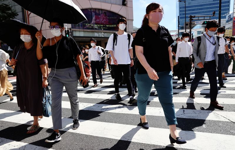 &copy; Reuters. Persone con mascherina in strada a Tokyo, 6 agosto 2021. REUTERS/Kim Kyung-Hoon