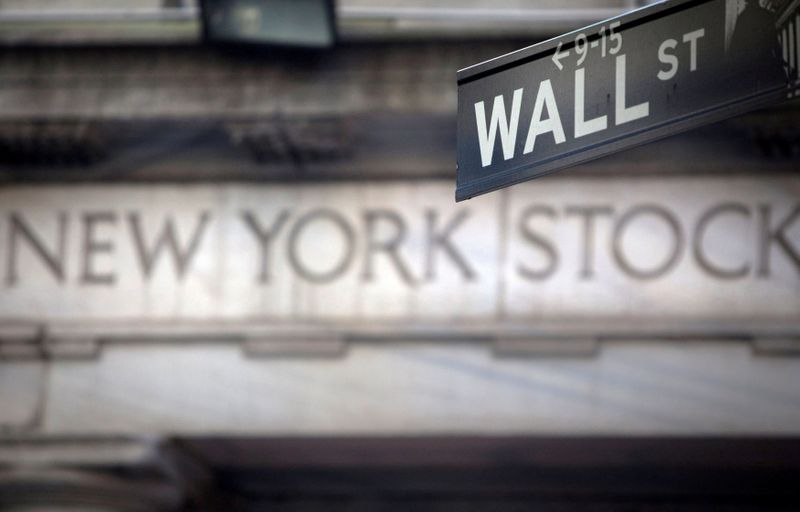 © Reuters. FILE PHOTO: A Wall Street sign is pictured outside the New York Stock Exchange in New York, October 28, 2013.  REUTERS/Carlo Allegri/File Photo