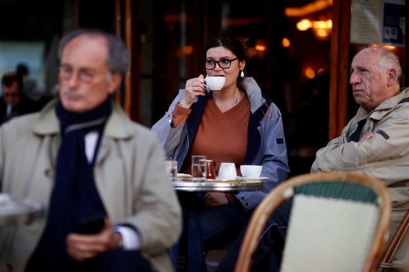 &copy; Reuters. Clientes no café e restaurante "Les Deux Magots" em Paris, na França
19/05/2021 REUTERS/Christian Hartmann