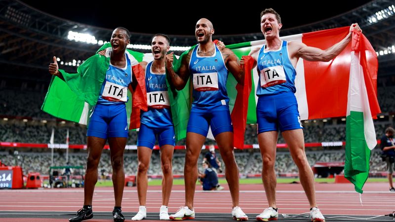 &copy; Reuters. Velocistas italianos comemoram medalha de ouro conquistada no revezamento 4x100m na Olimpíada de Tóquio
06/08/2021 REUTERS/Kai Pfaffenbach