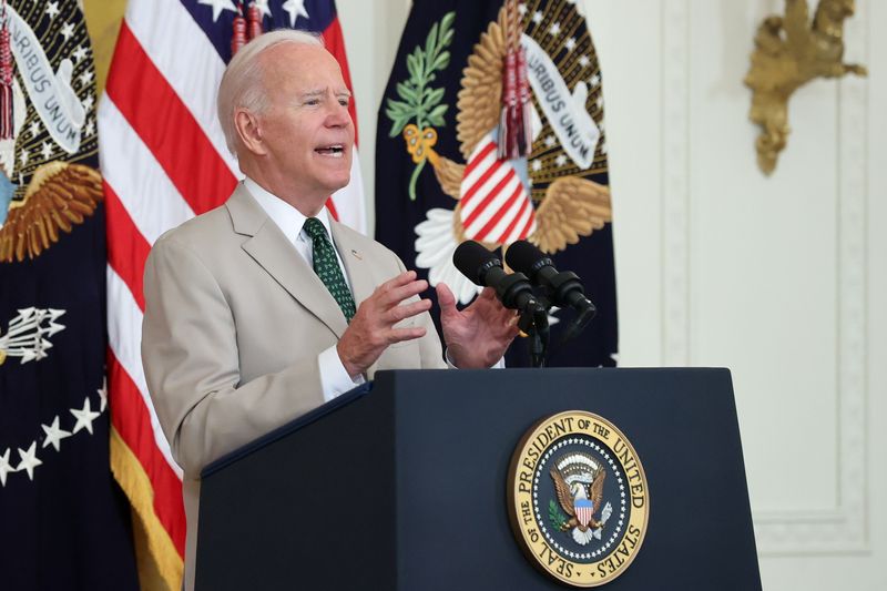 &copy; Reuters. Foto del viernes del Presidente de EEUU, Joe Biden, hablando en la Casa Blanca. 
Ago 6, 2021.  REUTERS/Jonathan Ernst