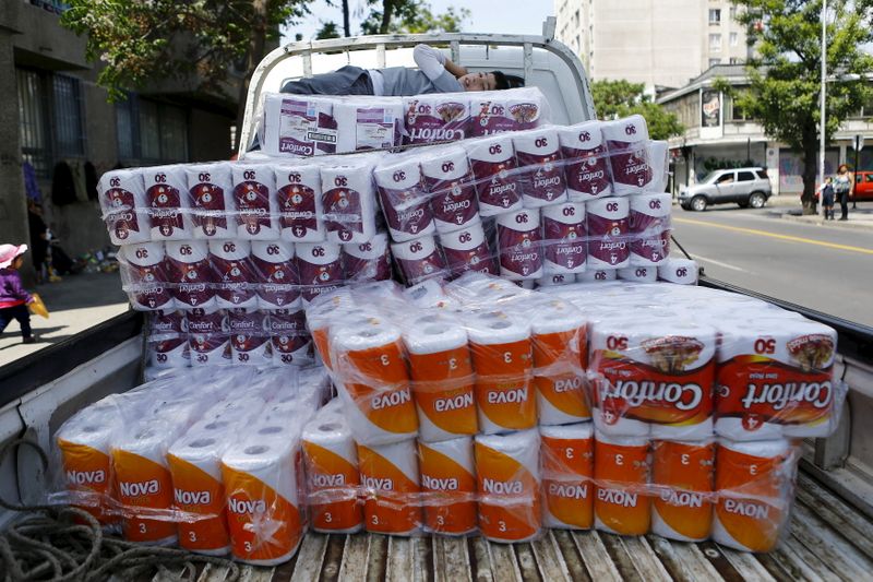 © Reuters. Carregamento de papéis Confort, marca da CMPC, em Santiago, Chile 
10/11/2015
REUTERS/Ivan Alvarado