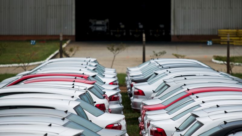 © Reuters. Veículos em pátio de fábrica da Volkswagen em Taubaté (SP) 
30/03/2015
REUTERS/Roosevelt Cassio