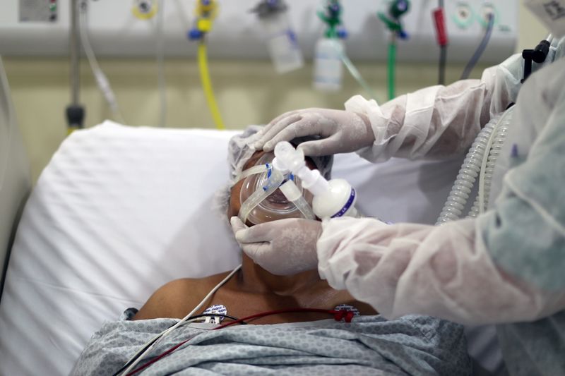 &copy; Reuters. Paciente com Covid-19 em hospital de São Paulo (SP) 
08/04/2021
REUTERS/Amanda Perobelli