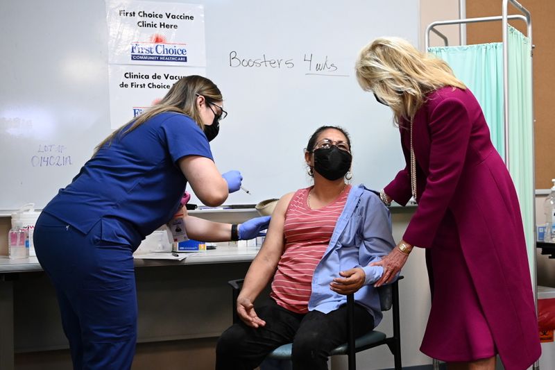 &copy; Reuters. Primeira-dama dos EUA, Jill Biden, acompanha vacinação contra a Covid-19 no Novo México
21/04/2021
Mandel Ngan/Pool via REUTERS