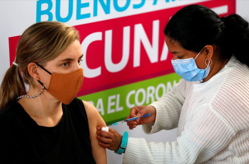 &copy; Reuters. Mulher recebe dose de vacina contra a Covid-19 em Buenos Aires
06/08/2020
REUTERS/Agustin Marcarian