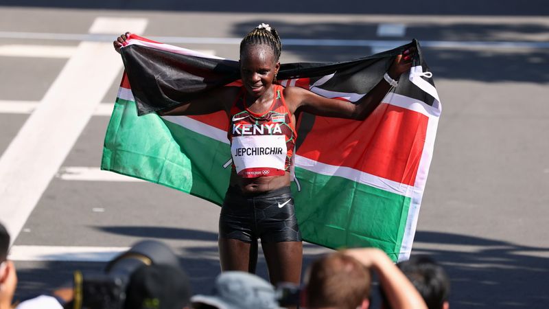 &copy; Reuters. La keniana  Peres Jepchirchir celebra tras ganar la medalla de oro en el maratón femenino de los Juegos de Tokio 2020, en el Sapporo Odori Park, Sapporo, Japón - Agosto 7, 2021. REUTERS/Kim Hong-Ji