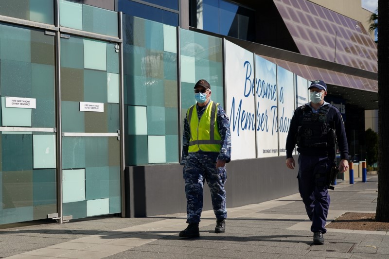 &copy; Reuters. FILE PHOTO: Personnel from the Australian Defence Force and New South Wales Police Force patrol a street in the Bankstown suburb during an extended lockdown to curb the spread of the coronavirus disease (COVID-19) in Sydney, Australia, August 3, 2021.  RE
