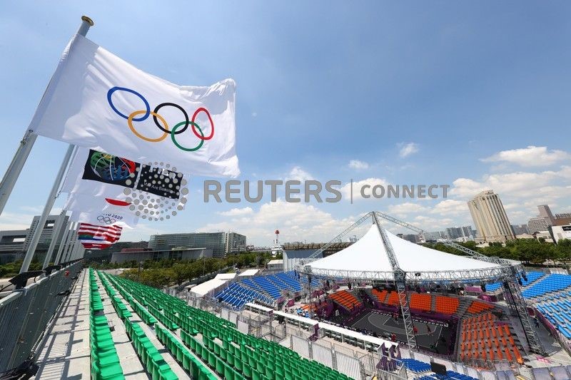 &copy; Reuters. ２０２４年に開催を予定しているパリ五輪の組織委員会は６日、エッフェル塔に世界最大のフラッグを展開する計画を明らかにした。写真は東京五輪会場に掲げられた五輪旗。東京で７月撮