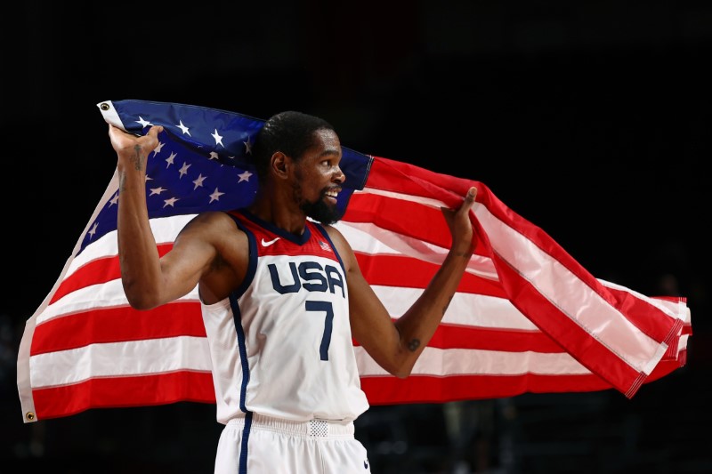 © Reuters. الأمريكي كيفن دورانت يحتفل بالفوز على فرنسا وحصد ذهبية منافسات كرة السلة للرجال بأولمبياد طوكيو يوم السبت. تصوير: سيرجيو بيريز - رويترز.