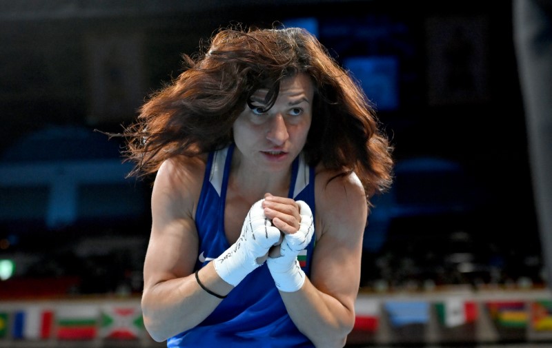 &copy; Reuters. البلغارية ستويكا جيليازكوفا كراستيفا تحتفل بفوزها بذهبية وزن الذبابة في الملاكمة للسيدات بأولمبياد طوكيو يوم السبت. تصوير: لويس روبايو - رو