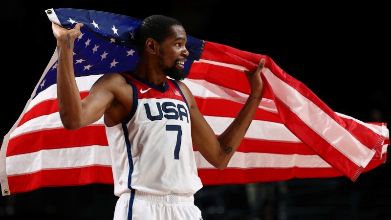 &copy; Reuters. 東京五輪は７日、さいたまスーパーアリーナで男子バスケットボール決勝を行い、米国がフランスに８７─８２で競り勝ち、４大会連続となる金メダルに輝いた。写真は米国代表主将のケビ