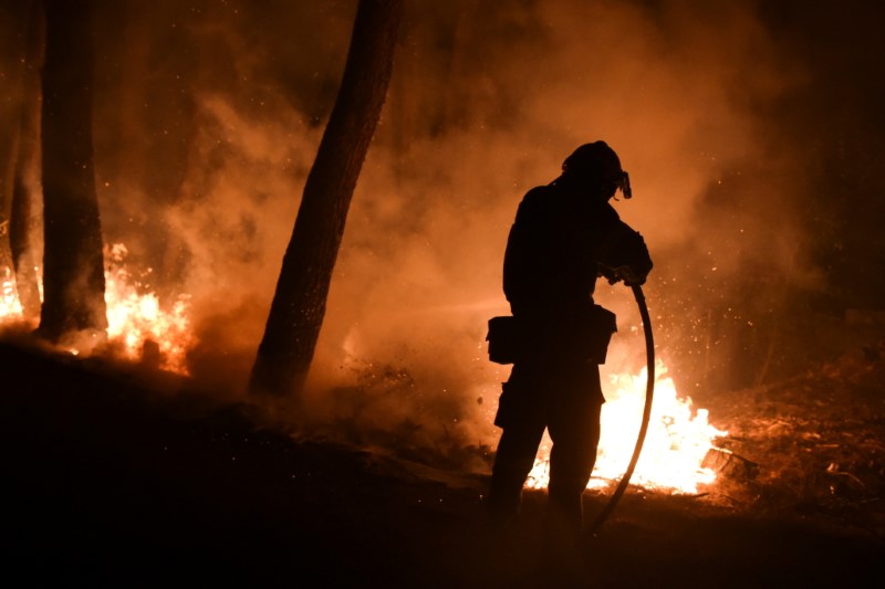 الحرائق تستعر بضواحي أثينا في اليوم الخامس من حرائق غابات اليونان