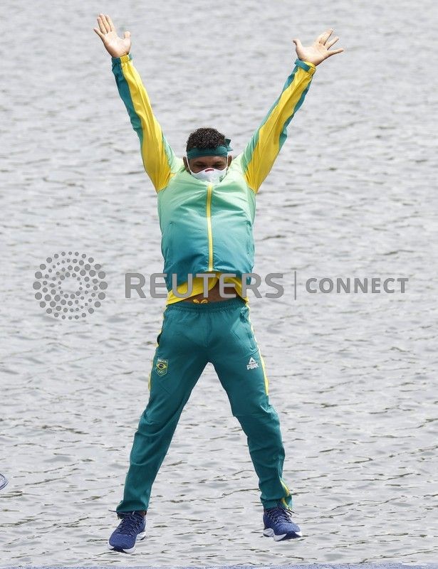 &copy; Reuters. Isaquias Queiroz comemora o ouro no C1 1000m da canoagem velocidade 
 REUTERS/Maxim Shemetov