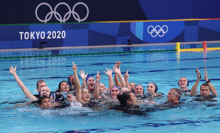 &copy; Reuters. Ago 7, 2021. 
Foto del sábado del equipo y el cuerpo técnico de EEUU en la psicina celebrando el oro en waterpolo. 
 REUTERS/Gonzalo Fuentes