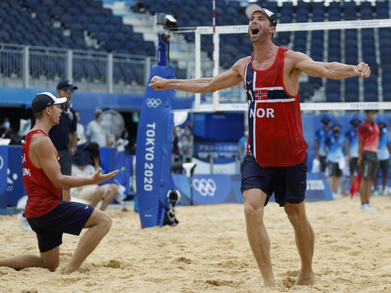 &copy; Reuters. Ago 7, 2021. 
Foto del sábado de los noruegos Anders Mol y Christian Sorum celebrando tras ganar el oro en voleibol playa. 
REUTERS/John Sibley
