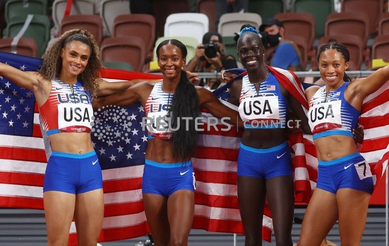 &copy; Reuters. أفراد الفريق الأمريكي في سباق أربعة في 400 متر تتابع للسيدات يحتفلن بالفوز بذهبية السباق في أولمبياد طوكيو يوم السبت. تصوير: كاي فافنباخ - روي