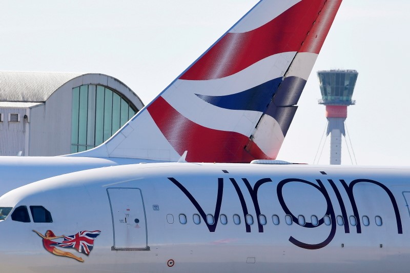 &copy; Reuters. Foto de archivo. Un avión de Virgin junto a la torre de control de Heathrow. Londres, Reino Unido, 5 de mayo de 2020