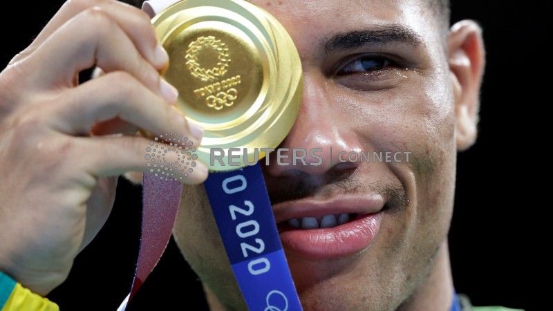 &copy; Reuters. 
Ago 7, 2021.
Foto del sábado del brasileño Hebert Sousa con su medalla de oro de la categoría 75 ks en el boxeo olímpico. 
REUTERS/Ueslei Marcelino