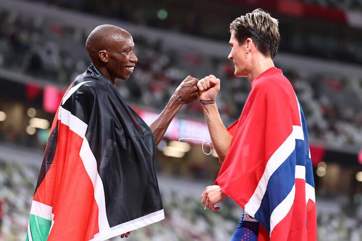 &copy; Reuters. Ago 7, 2021. 
Foto del sábado del noruego Jakob Ingebrigtsen, oro en los 1500 mts, se saluda con el keniano Timothy Cheruiyot, quien se quedó con la medalla de plata. 
REUTERS/Lucy Nicholson