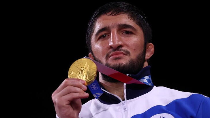 &copy; Reuters. Ago 7, 2021. 
Foto del sábado del ruso Abdulrashid Sadulaev en el podio con la medalla de oro en lucha libre 97 kilos. 
REUTERS/Leah Millis