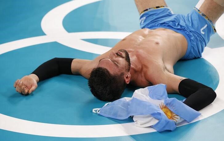 &copy; Reuters. Ago 7, 2021. 
Foto del sábado de Facundo Conte celebrando el bronce de la selección argentina de voleibol en Tokio. 
REUTERS/Valentyn Ogirenko