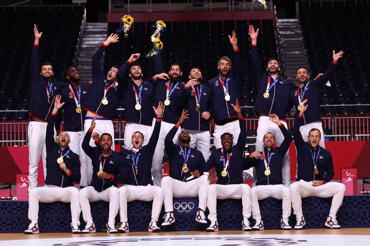 &copy; Reuters. Ago 7, 2021. 
Foto del sábado de los integrantes de la selección de balonmano de Francia celebrando el oro olímpico. 
REUTERS/Susana Vera