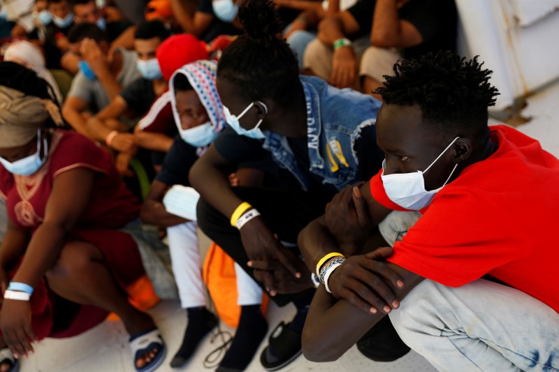 &copy; Reuters. مهاجرون تم انقاذهم على سفينة إنقاذ تابعة لمنظمة سي ووتش الألمانية ينتظرون في ميناء  تراباني الإيطالي يوم السبت. تصوير: دارين زاميت لوبي - روي