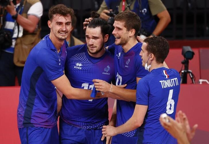 &copy; Reuters. Ago  7, 2021. 
Foto del sábado de los jugadores de Francia celebrando el oro en voleibol. 
REUTERS/Carlos Garcia Rawlins