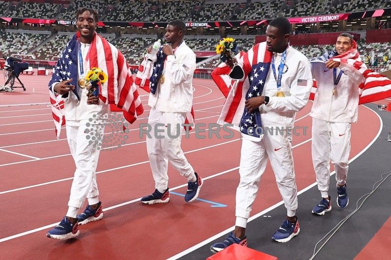 © Reuters. Medialhistas de ouro dos EUA nos 4x400m, Rai Benjamin, Bryce Deadmon, Michael Norman e Michael Cherry comemoram conquista
REUTERS/Lucy Nicholson