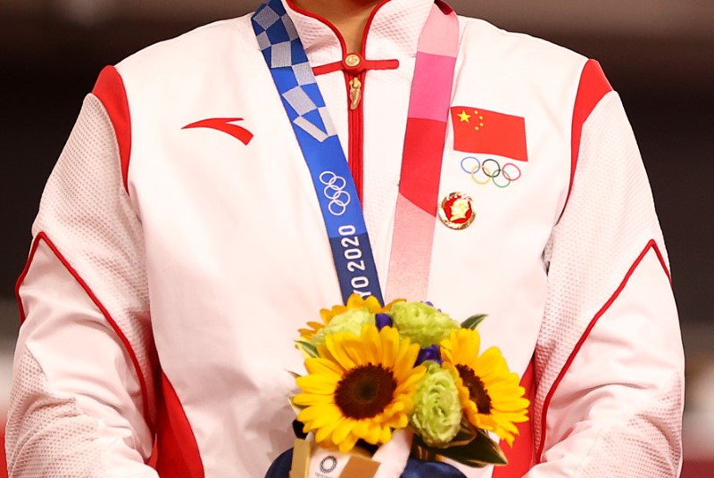 &copy; Reuters. Broche de Mao Tsé-Tung no uniforme da medalhista de ouroc chinesa Bao Shanju
 REUTERS/Matthew Childs