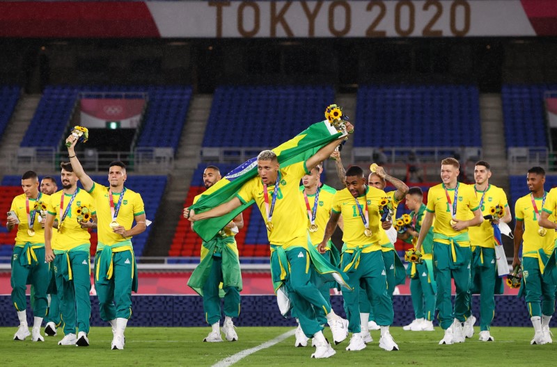 © Reuters. لاعبو منتخب البرازيل يحتفلون بذهبية كرة القدم في أولمبياد طوكيو عقب الفوز على إسبانيا في يوكوهاما يوم السبت. تصوير: توماس بيتر-رويترز.