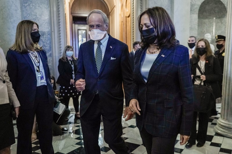 © Reuters. Vice President Kamala Harris, right, walks with Senator Tom Carper, (D-DE) following meetings at the U.S. Capitol in Washington, August 7, 2021. REUTERS/Ken Cedeno