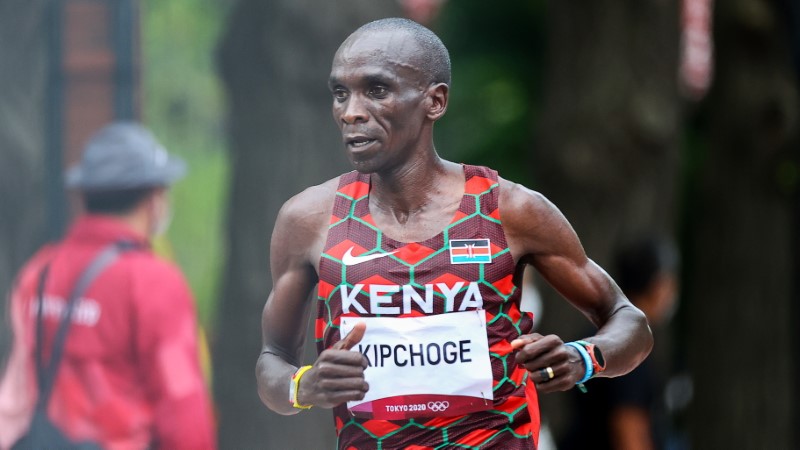 &copy; Reuters. الكيني إيليود كيبتشوجي خلال مشاركته في ماراثون الرجال في أولمبياد طوكيو في سابورو يوم الأحد. تصوير: كيم هونج جي - رويترز